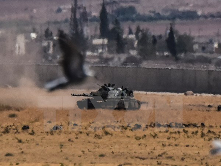 Xe tăng của quân đội Thổ Nhĩ Kỳ tham gia chiến dịch chống IS tại khu vực biên giới Syria-Thổ Nhĩ Kỳ ngày 4/9.
